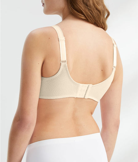 C Magnifique Minimizer Bra: Ivory